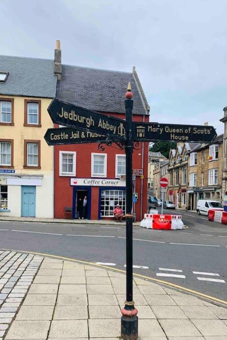 Beautiful Borders Cabin Hotel Jedburgh Exterior photo