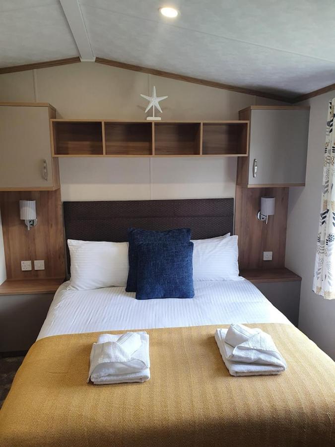 Beautiful Borders Cabin Hotel Jedburgh Room photo